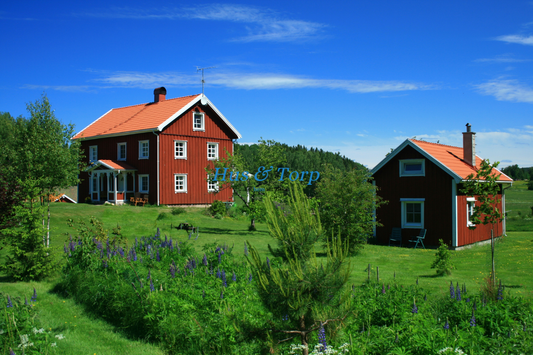 hus och torp blogg inlägg bild på två röda hus på landet omgiven av grön tomt